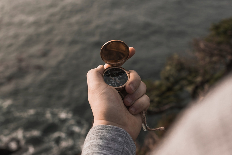 مرآة الكمال وضياع البوصلة في فوضى التأثير