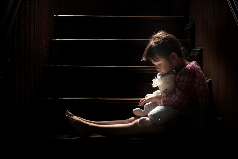 رسالة من بين أنقاض الطفولة: حين تصبح العائلة حلمًا بعيدًا